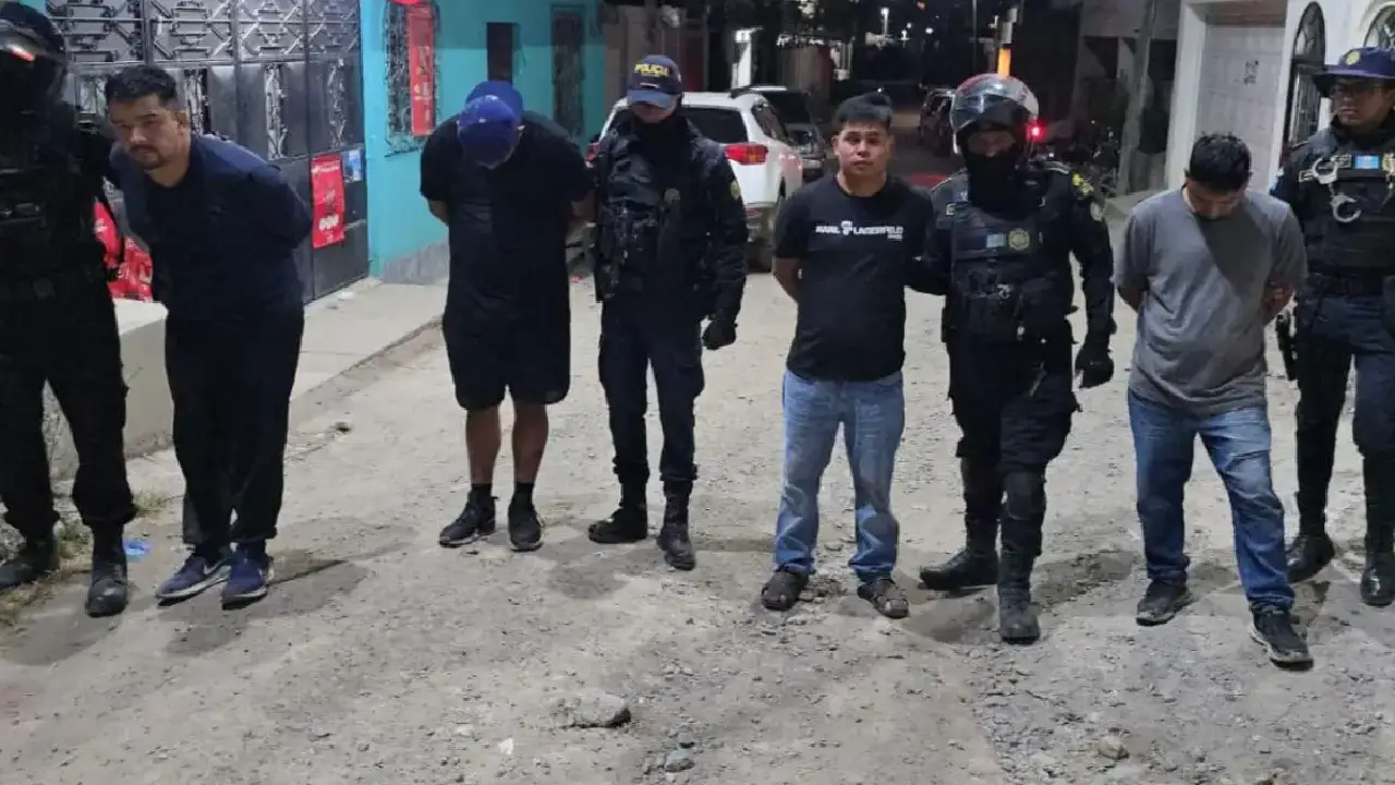 Policías de Guatemala junto a detenidos por crimen de pareja hondureña