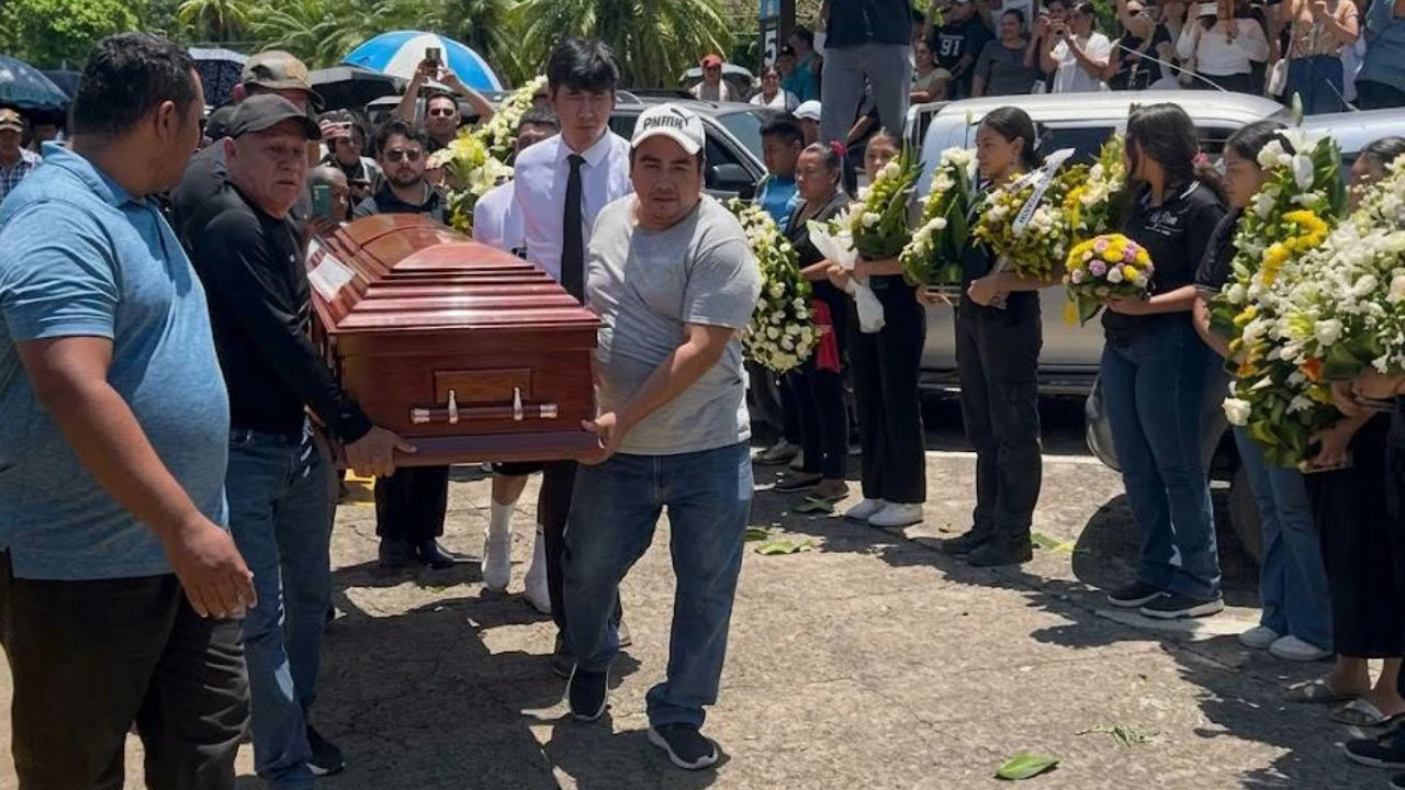 Funeral del director Victor Fiallos.