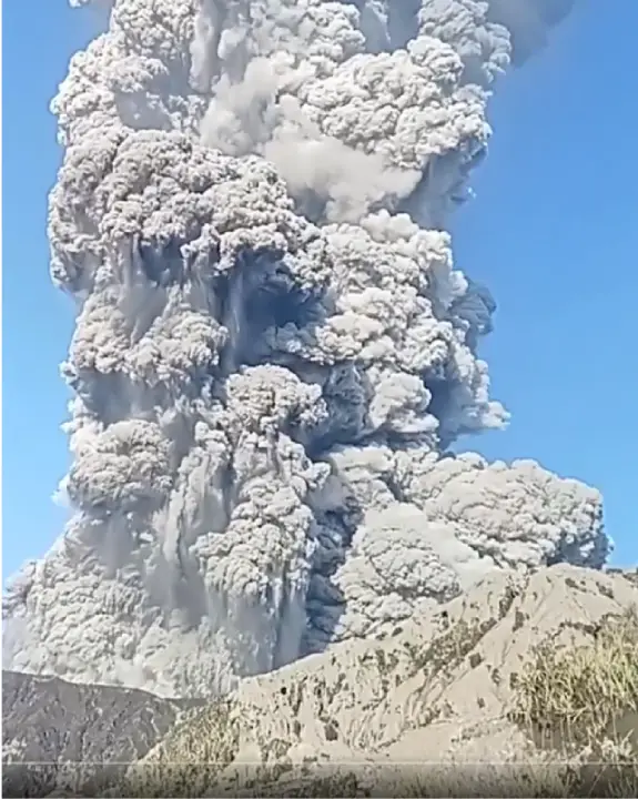 foto de la erupción del volcán Dukono en la cual mueren dos turistas 