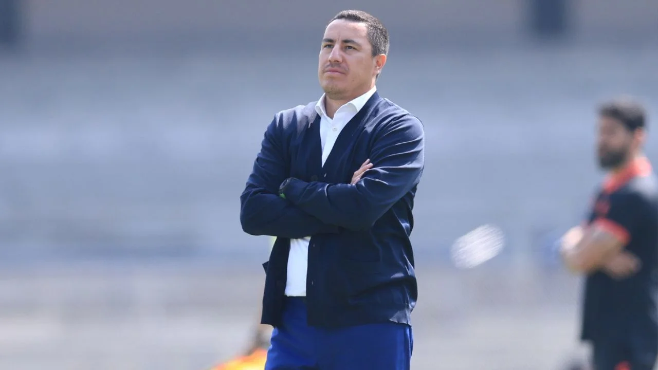 Efraín Juárez en zona técnica de Pumas.