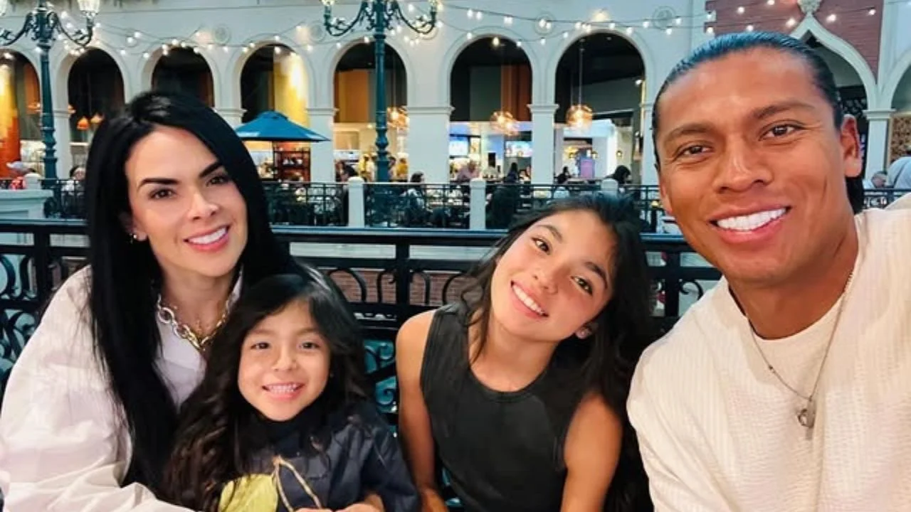 Joel Huiqui, su esposa Ana Paula Fernández Santacruz y sus dos hijas