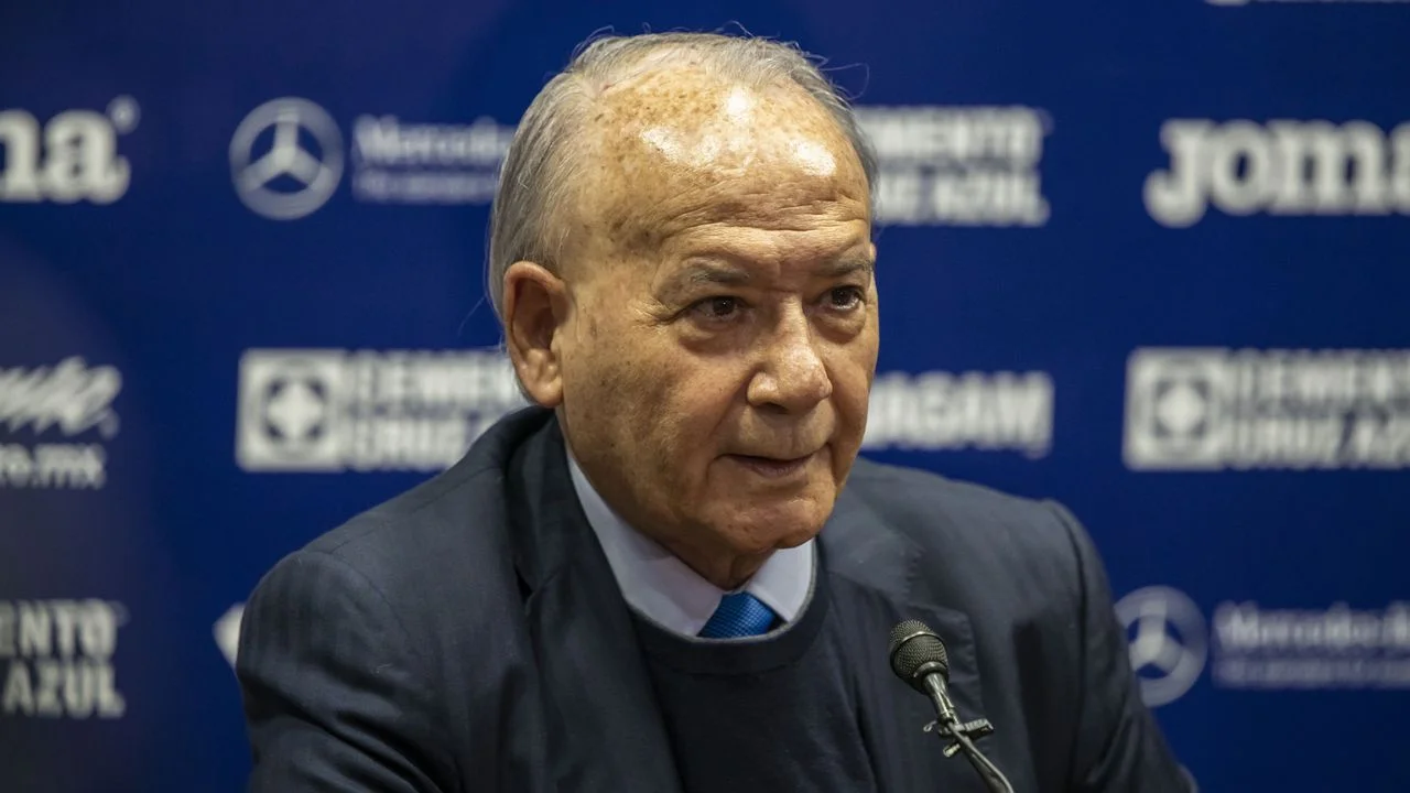 Billy Álvarez dando conferencia de prensa como presidente del Cruz Azul.