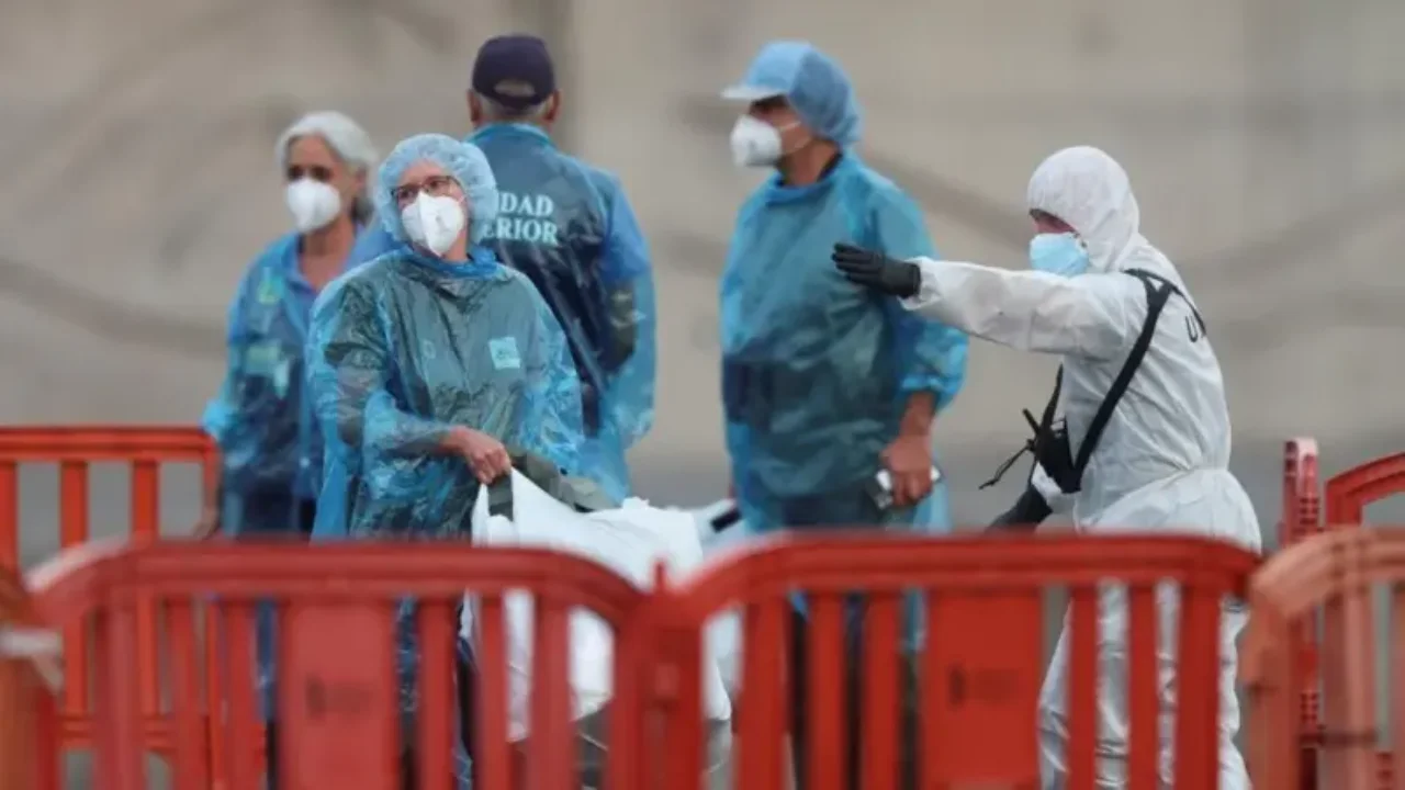 El pasajero estadounidense estuvo entre un grupo de 17 connacionales que desembarcaron del crucero MV Hondius en Tenerife.