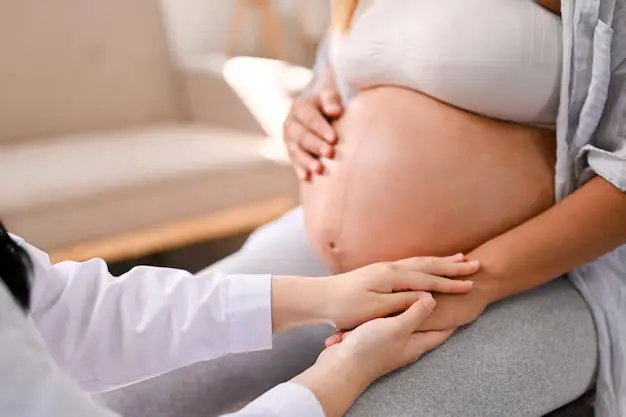 foto de una embarazada siendo atendida por una ginecóloga