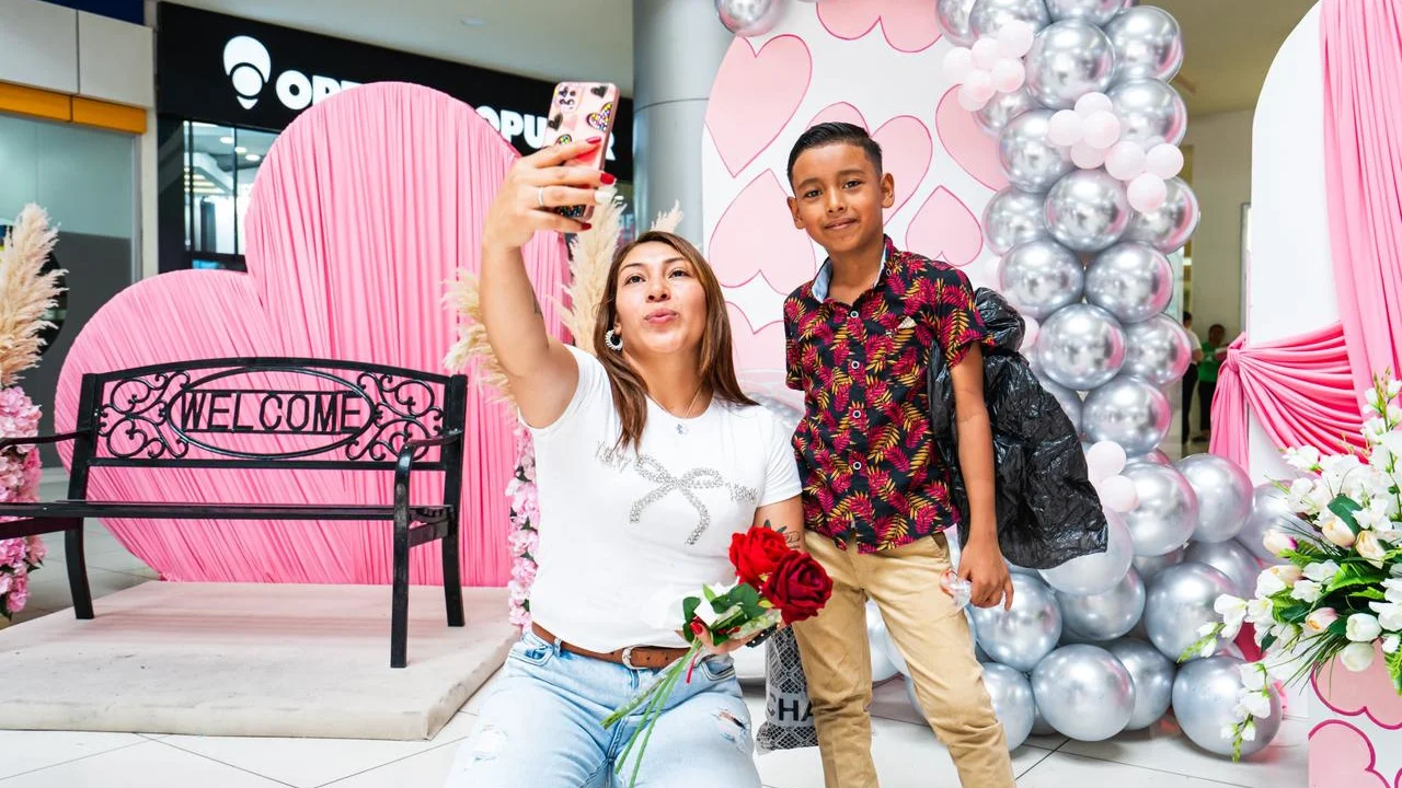 Familias capturaron recuerdos inolvidables en espacios de fotografía profesional habilitados en los centros comerciales.