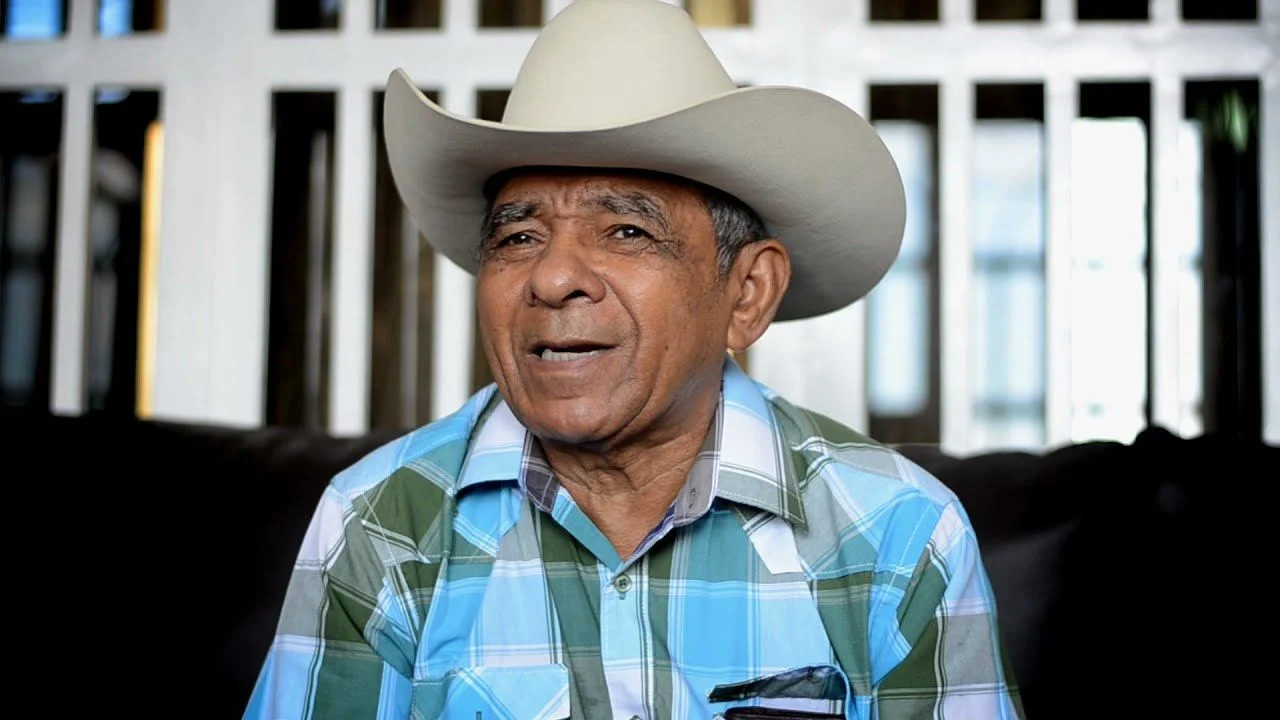 Francisco Montoya con una camisa cuadriculada y un sombrero.