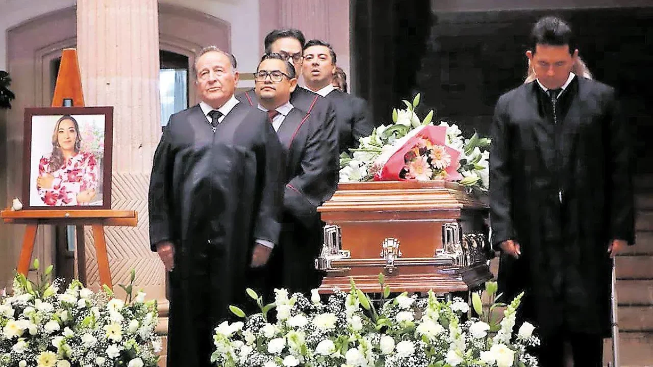 Familiares y magistrados de la magistrada Oyuki Ramírez
