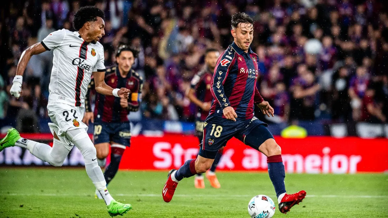 Futbolistas de Levante y Mallorca.