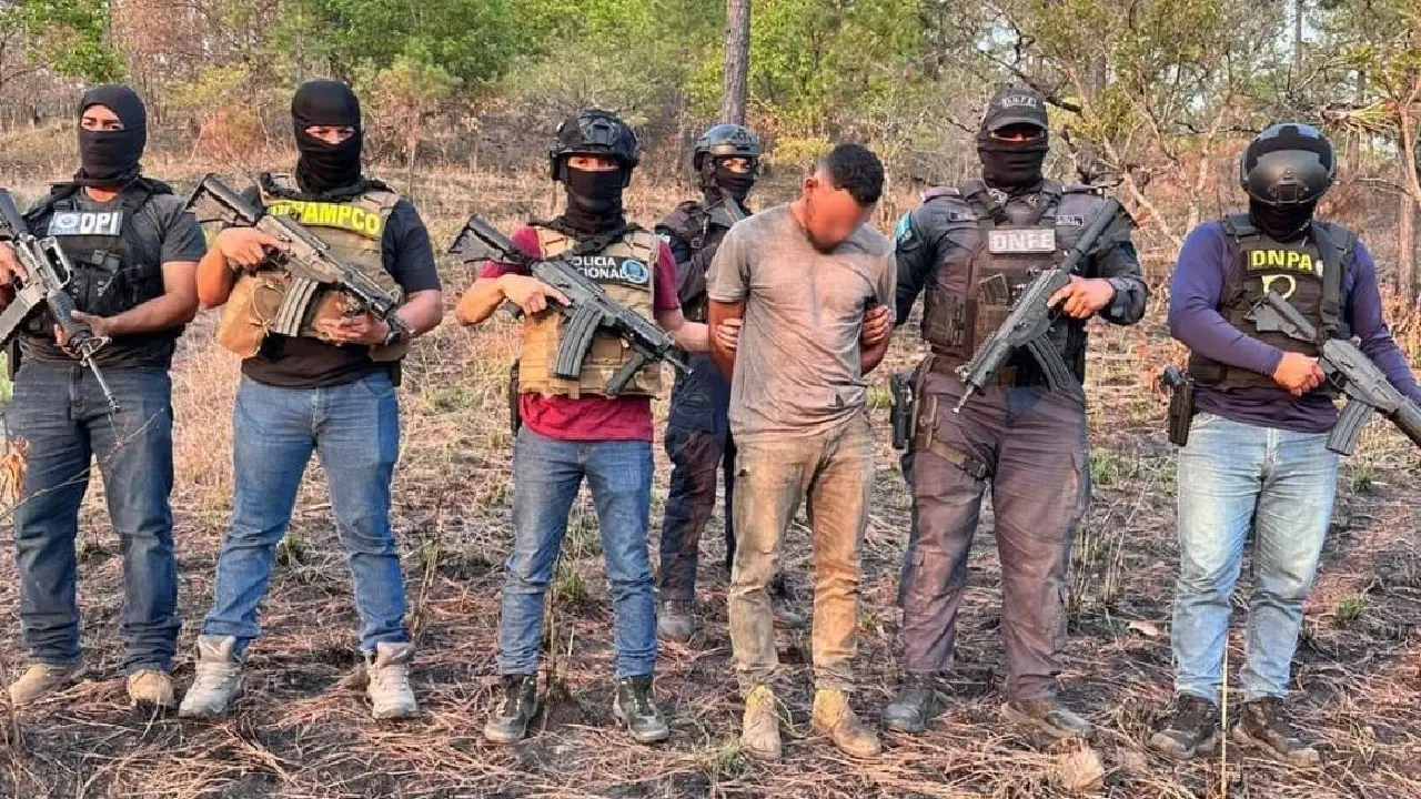 Policías presentan a hermano del presunto líder del Cártel del Diablo