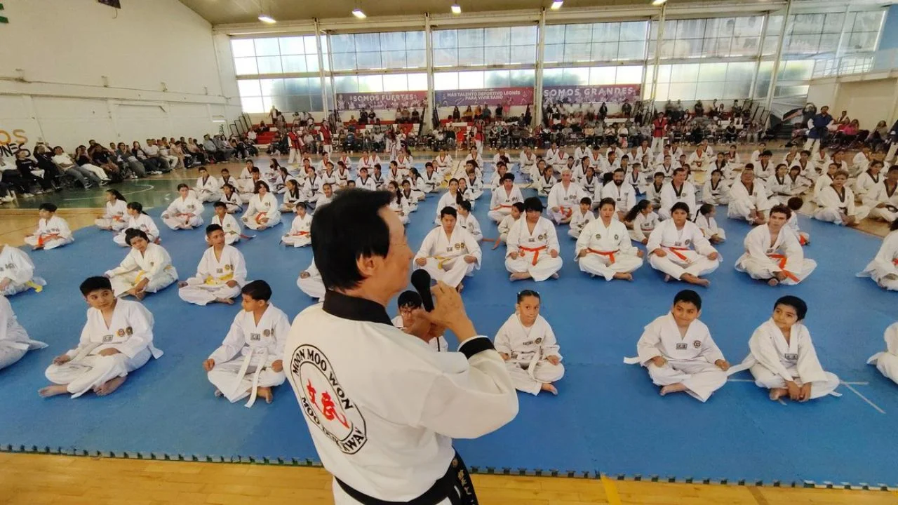 Dai Won Moon dando clases de taekwondo