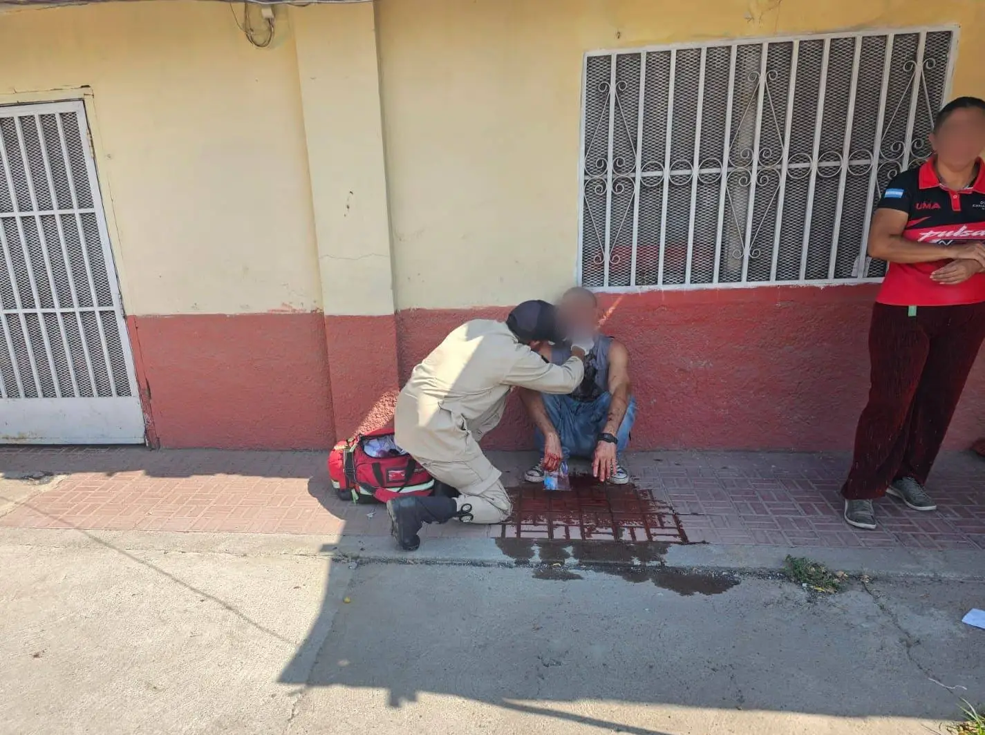 Momento en que uno de los hondureños ebrios estaba siendo atendido tras el accidente en Choluteca 