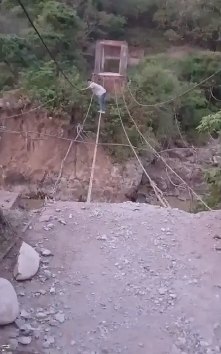 Hombre cruzando puente