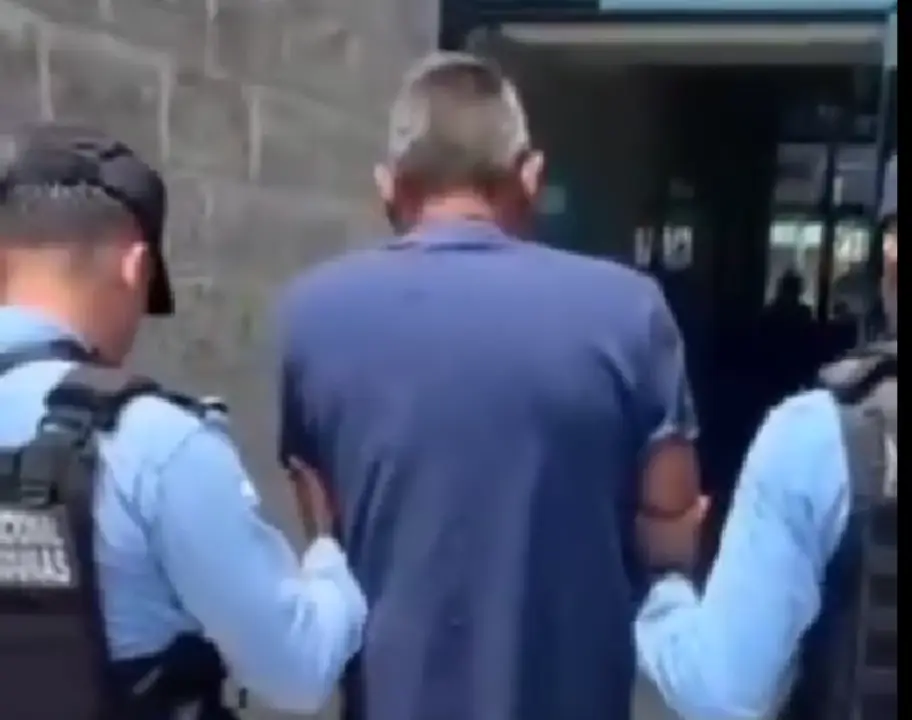 Hombre le corta la mano a niña