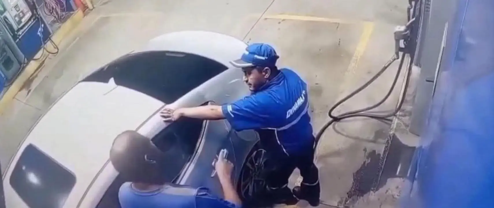 pelea en gasolinera