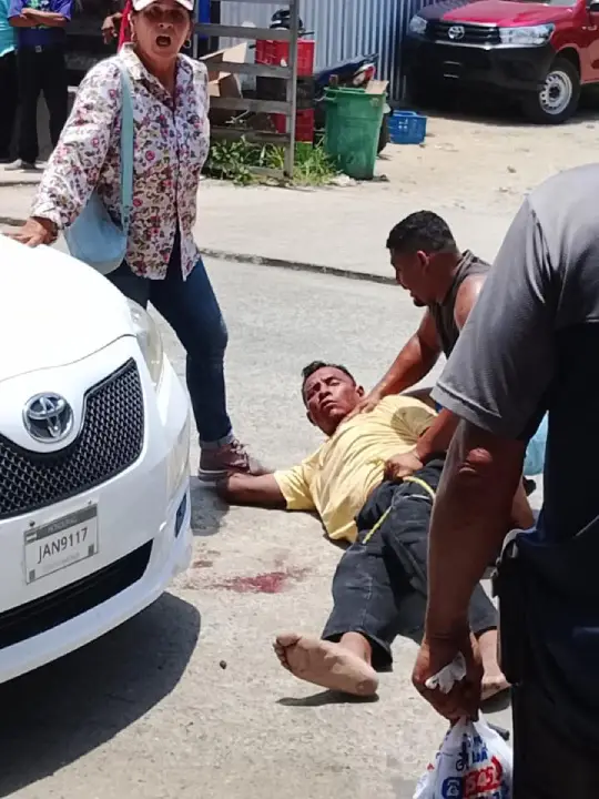 Hombres pelea en Tela