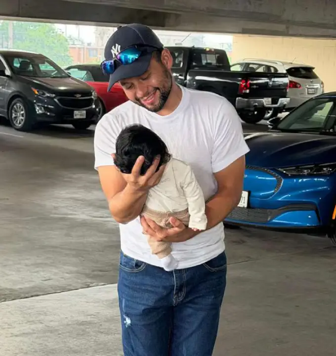 José Contreras pudo cargar y abrazar a su bebé 