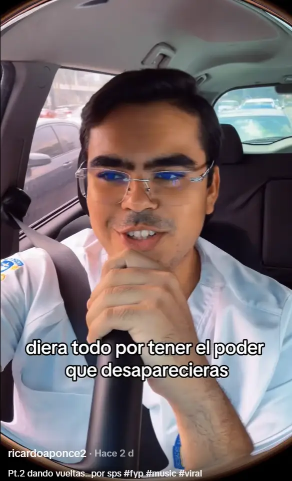 Foto del hondureño en su propio Karaoke