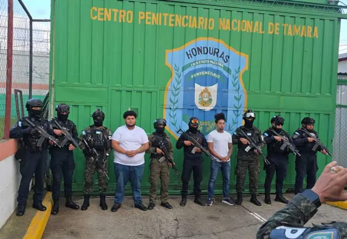 Los hondureños antes de ser extraditados