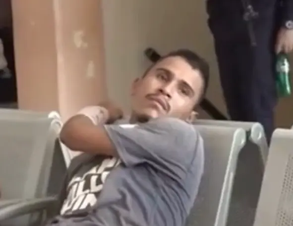Joven esposado 