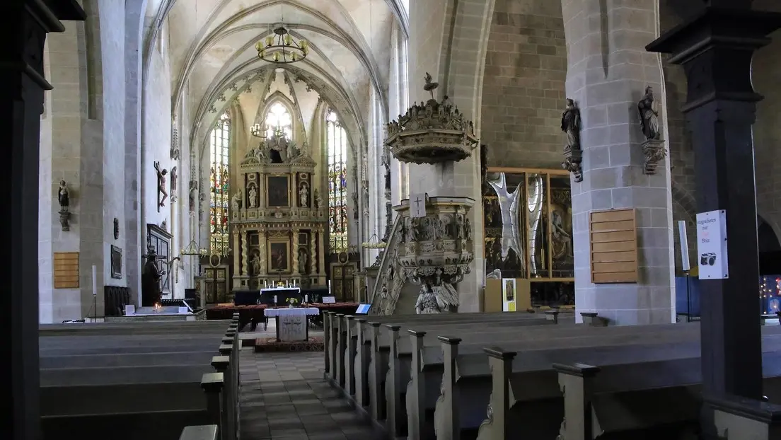 INTERIOR DE UNA IGLESIA