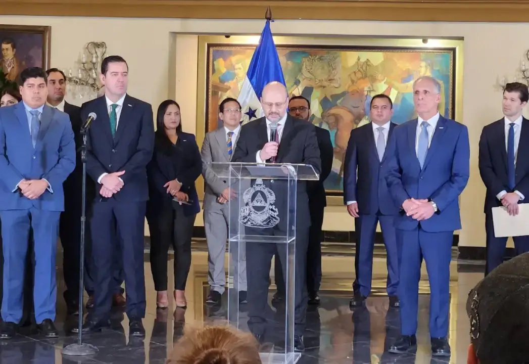 funcionarios DANDO ENTREVISTA