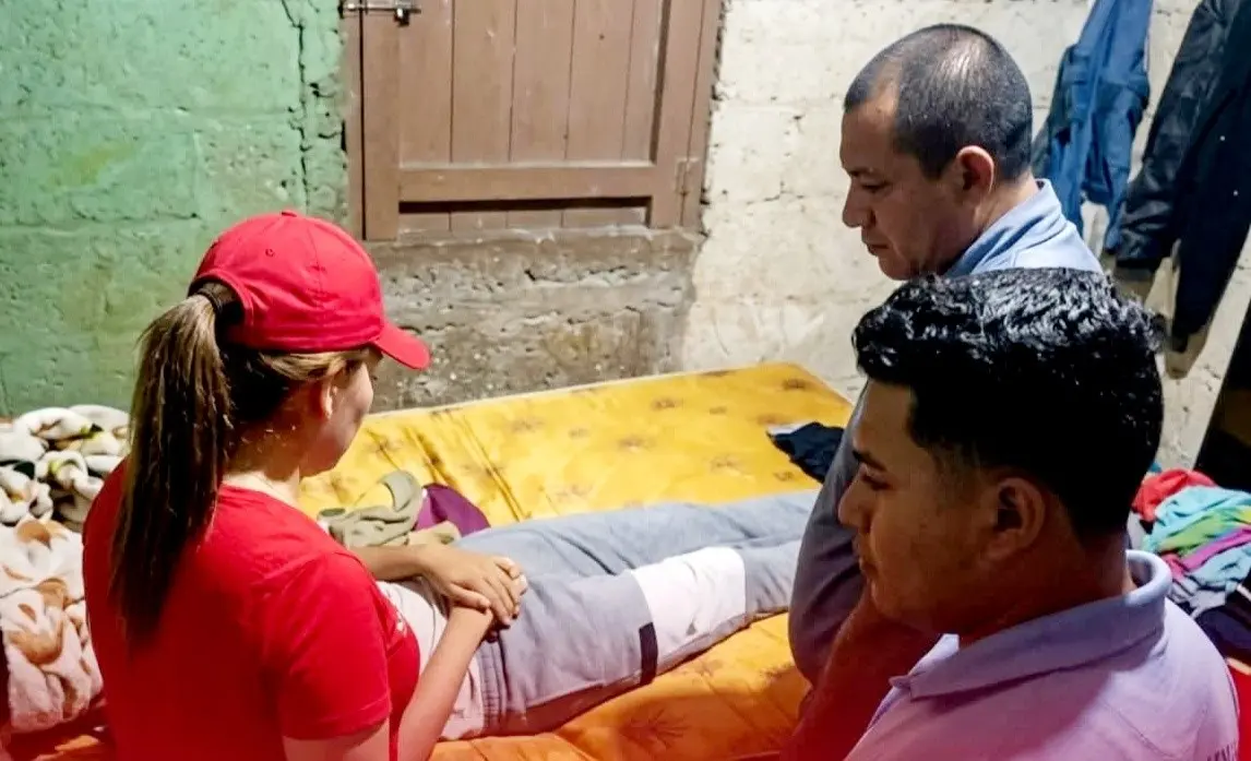 HOMBRE ACOSTADO EN LA CAMA