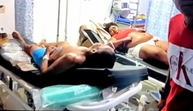 PERSONAS EN CAMILLA DE HOSPITAL