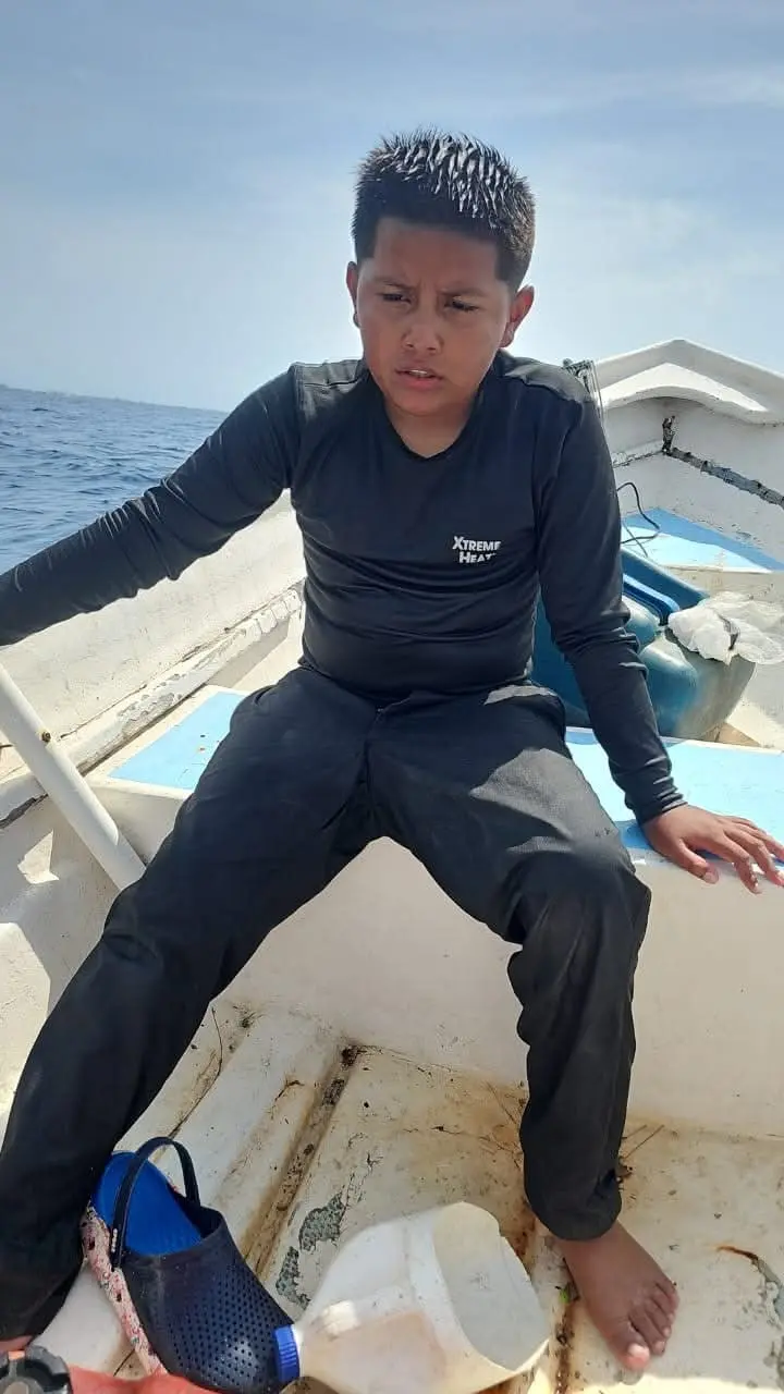 niño en lancha