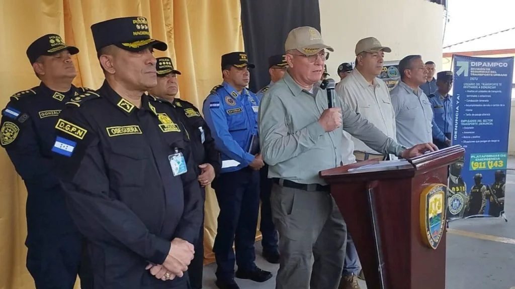 Las autoridades de Seguridad brindaron los detalles de la intervención de la Dipampco en conferencia de prensa.