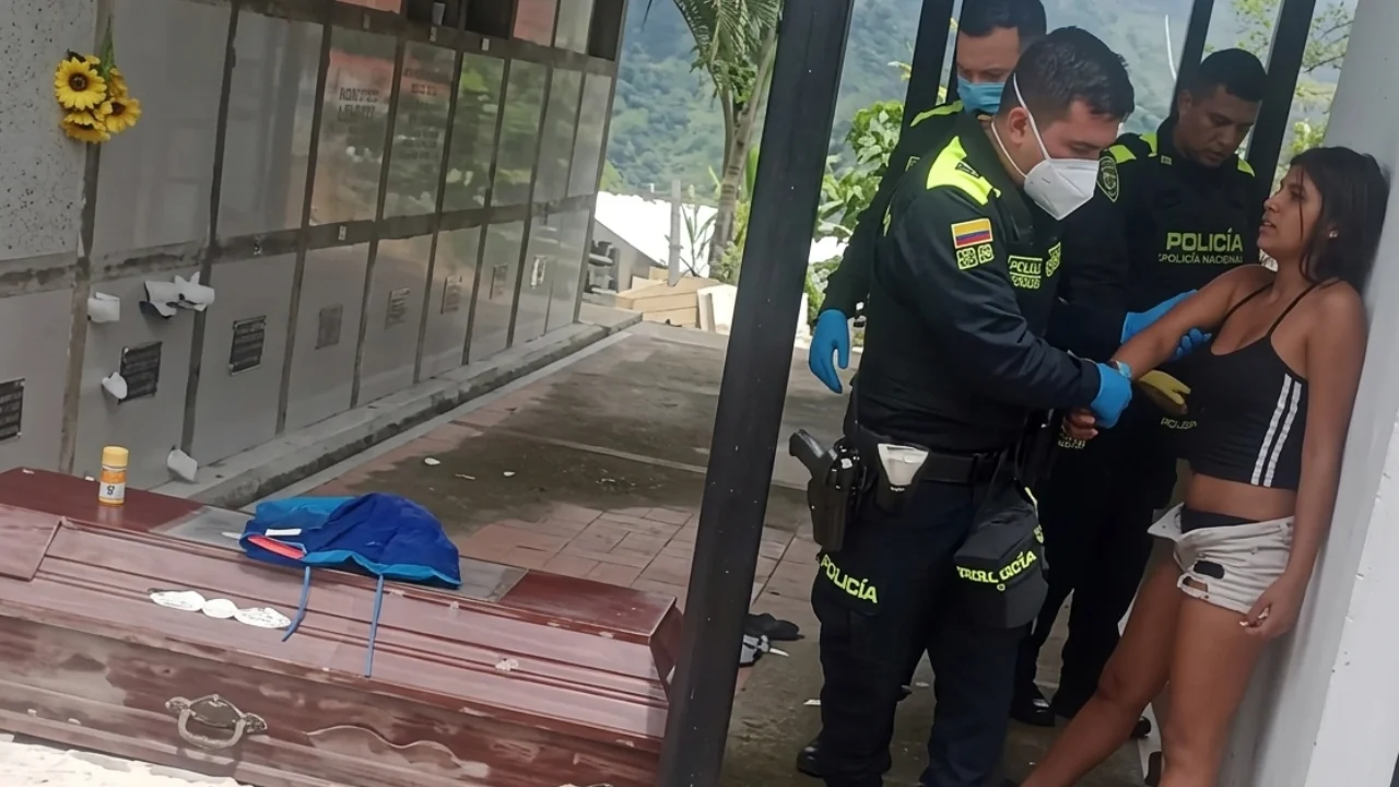 Joven detenida por la policía