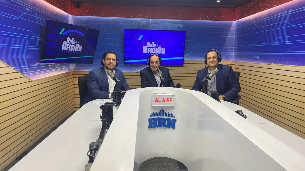 3 personas en una cabina de radio