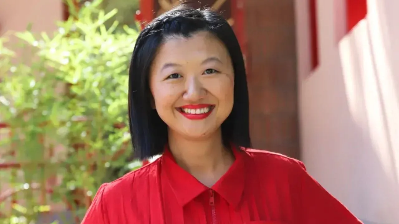 Karina Gao vestida con una blusa roja.