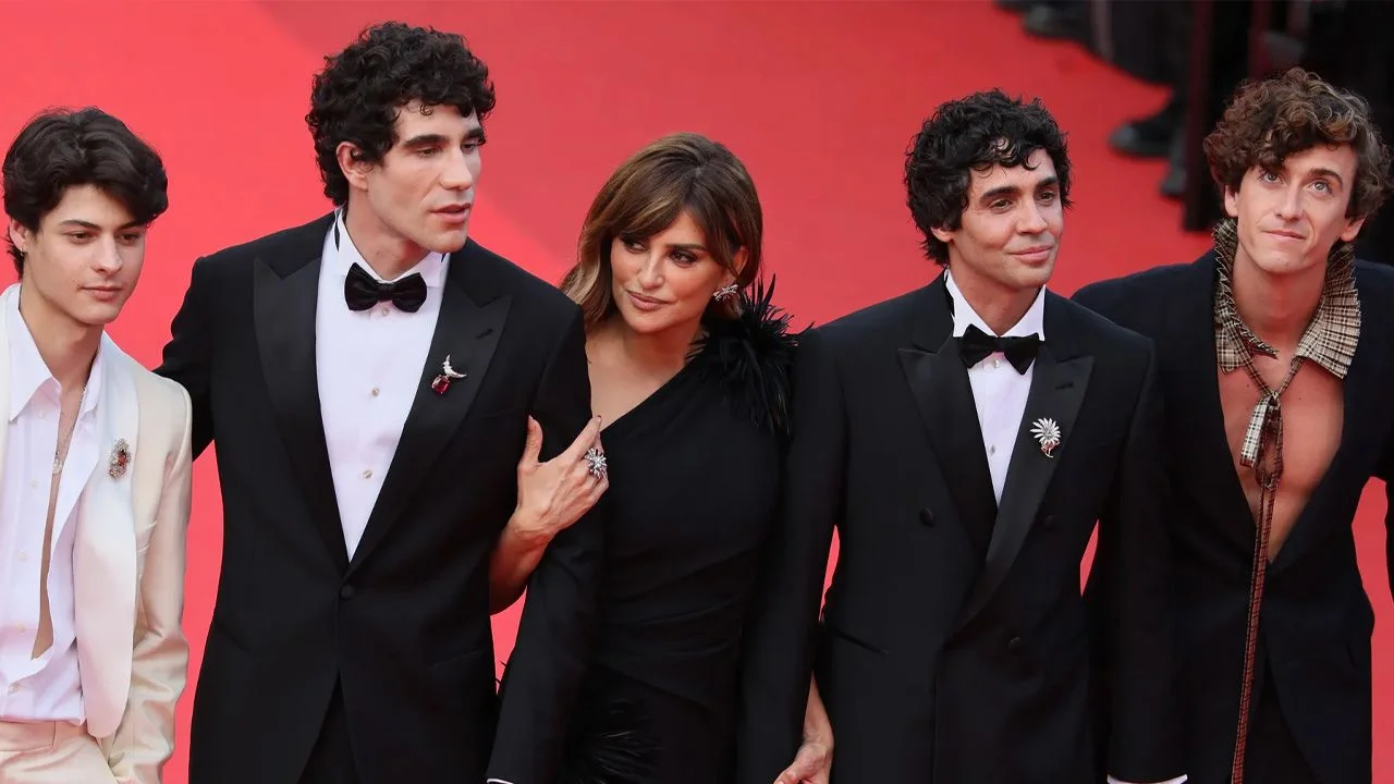 Milo Quifes, Javier Calvo, Penélope Cruz, Javier Ambrossi y Guitarricadelafuente posan juntos en la alfombra roja del Festival de Cannes 2026 durante la presentación de La bola negra.