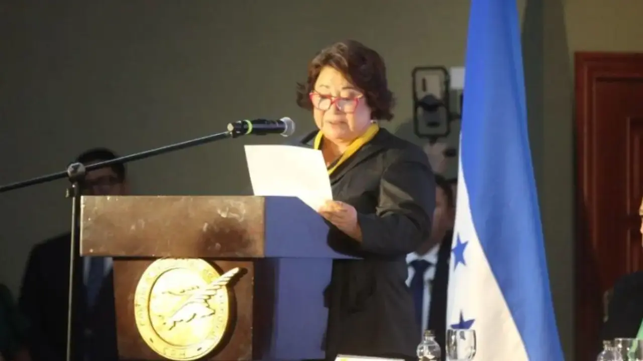 Una persona leyendo un documento