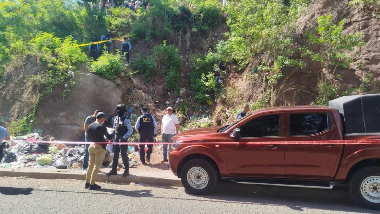 El cuerpo de una mujer fue encontrado en un barranco del sector 5 de la colonia Villanueva, en Tegucigalpa.