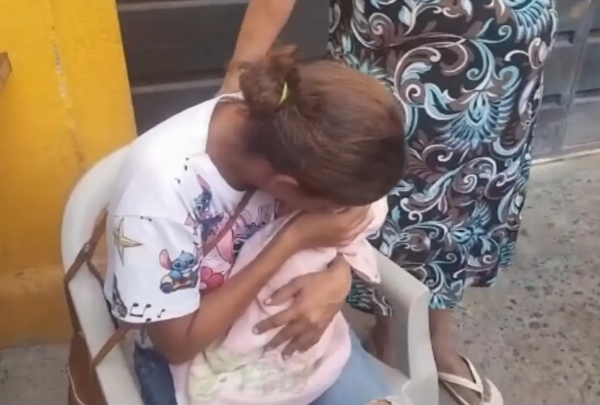 hondureña abrazando el cuerpo de su hija sin vida 
