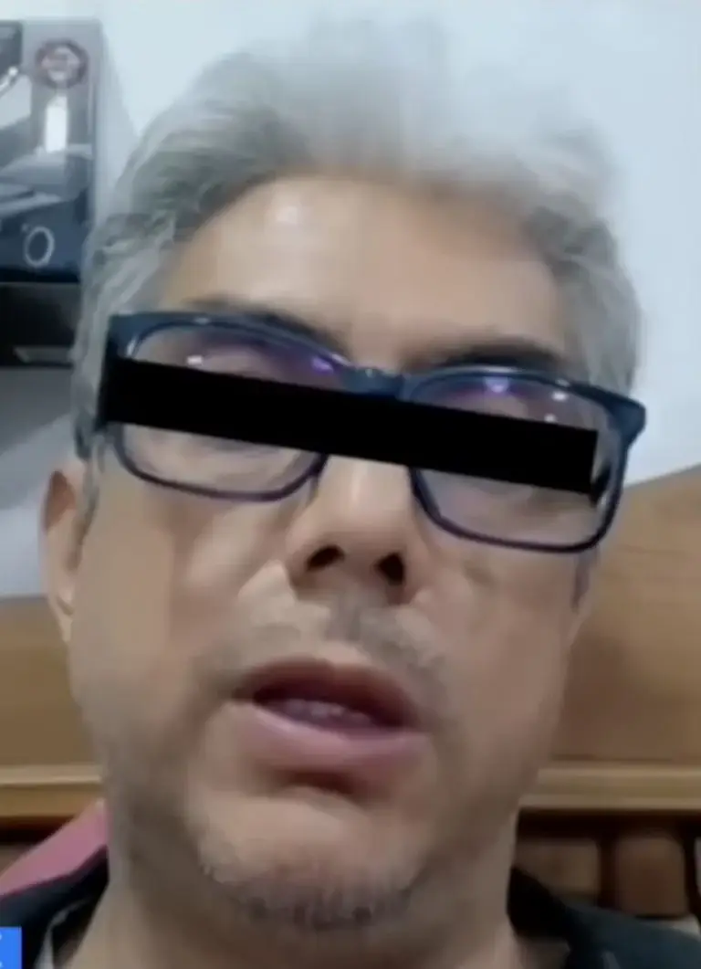 Foto del maestro que tiene una relación con una alumna
