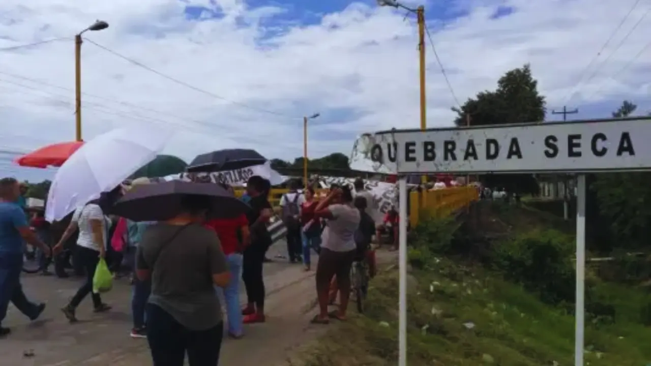 Muchas personas paradas en la calle
