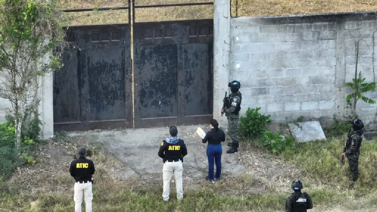 Agentes de la ATIC durante el aseguramiento de bienes de Magdaleno Meza 