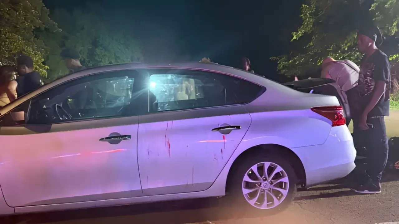 Algunos automóviles terminaron con marcas de sangre tras el tiroteo. 
