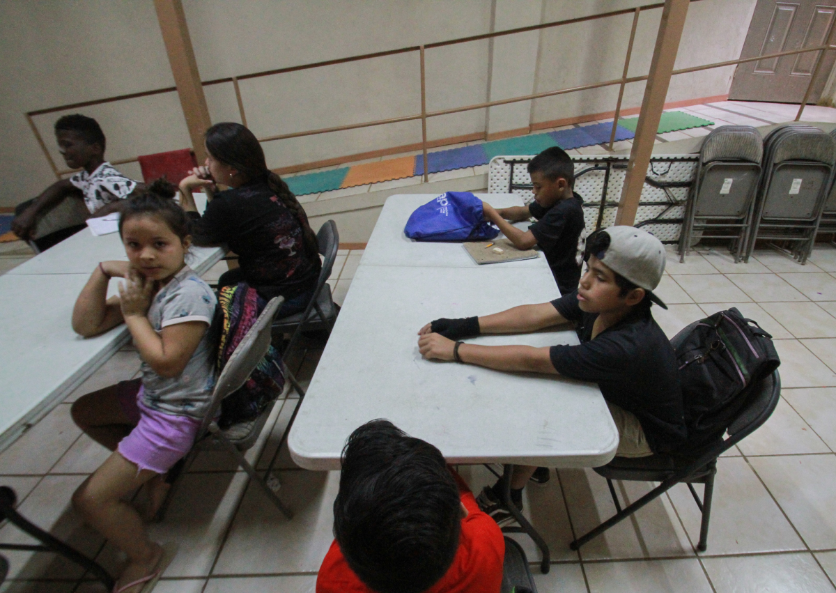 Niños toman clases en el albergue Embajadores de Jesús, en Tijuana