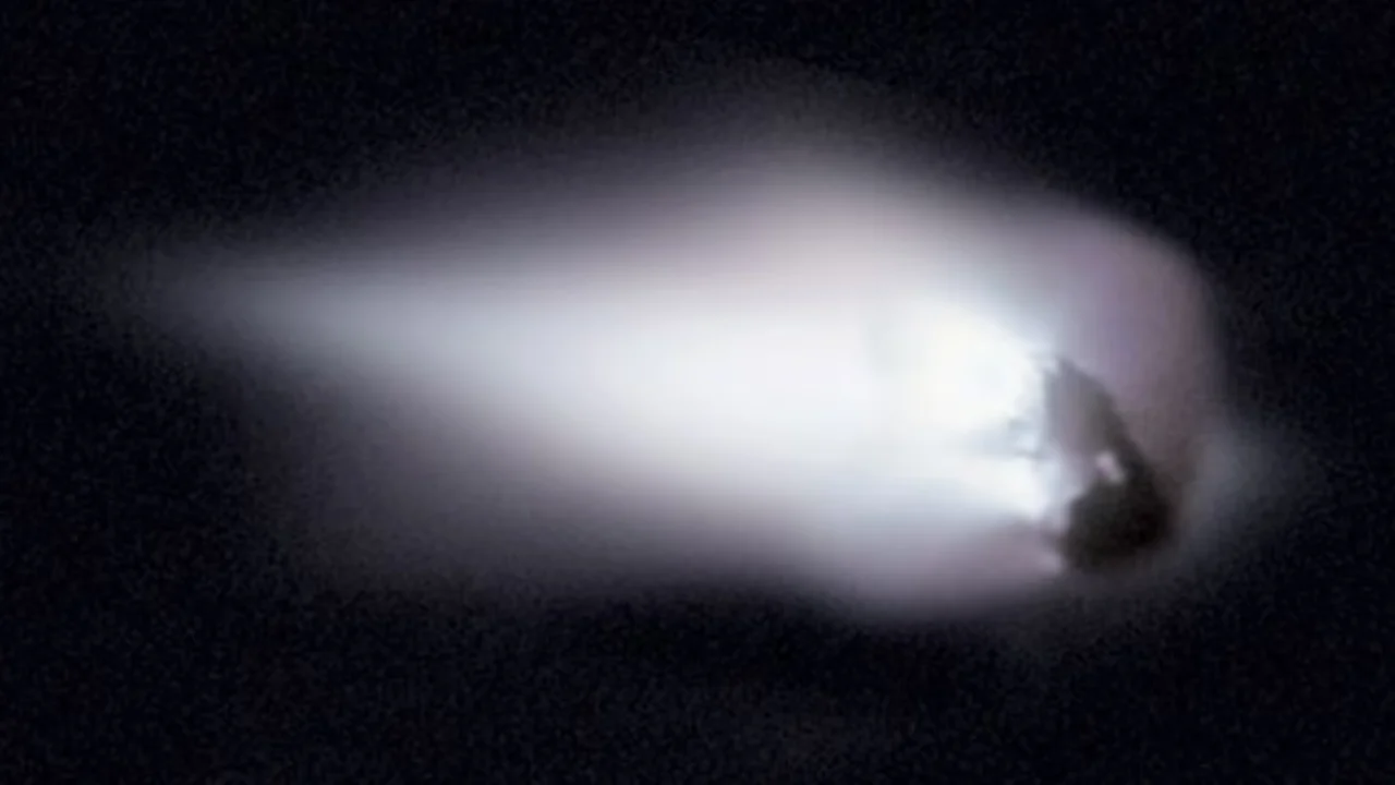 Las Eta Acuáridas se originan a partir de partículas del cometa Halley que la Tierra intercepta entre el 19 de abril y el 28 de mayo cada año.