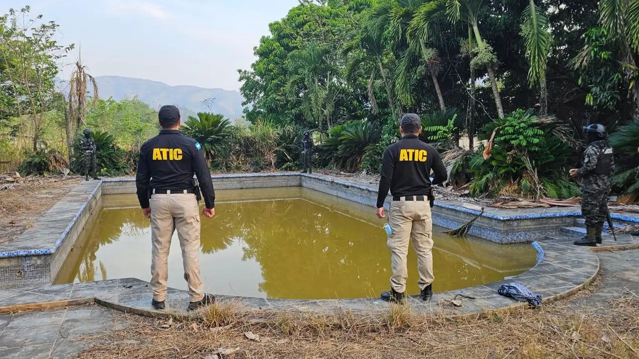 Agentes de la ATIC observan parte de los terrenos asegurados a Magdaleno Meza   