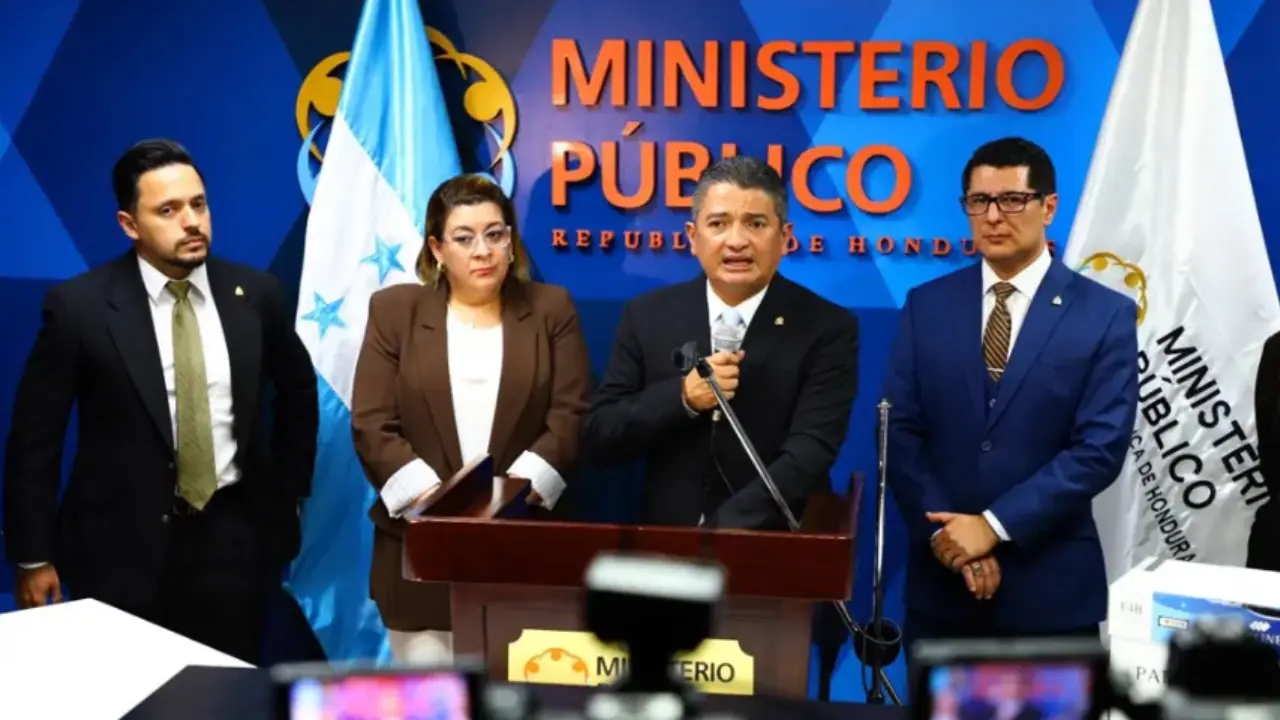 Cuatro personas paradas