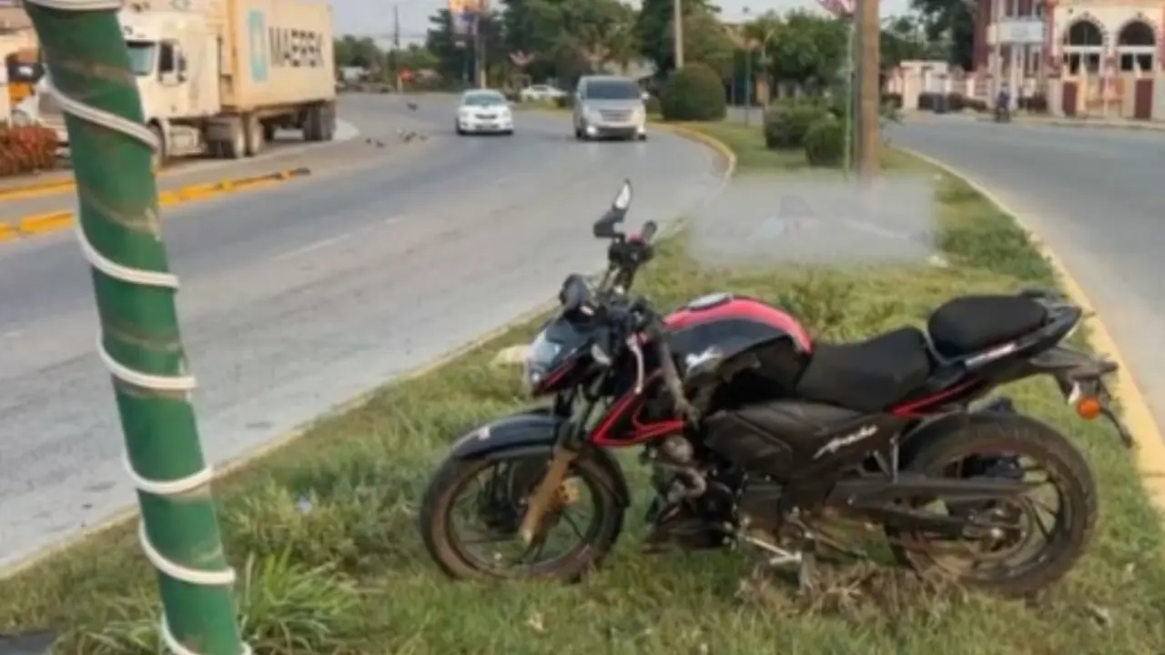 moto estacionada en la mediana de una carretera