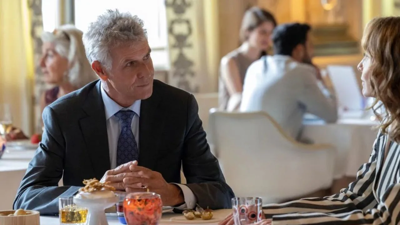 Pierre Deny interpretó a Louis de Léon en las temporadas 3 y 4 de la serie “Emily en París”.