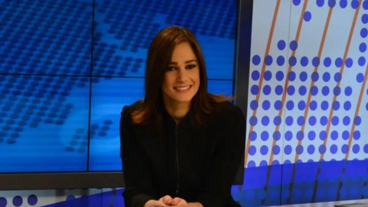 Presentadora, Bianca Gambino, en un set de televisión.
