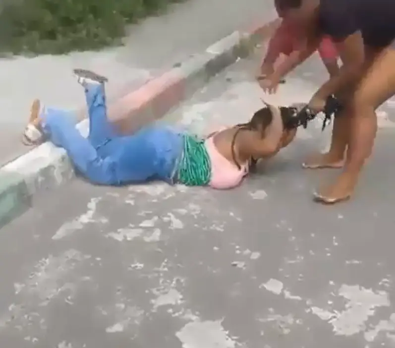 mujer golpea y corta cabello a la amante de su esposo