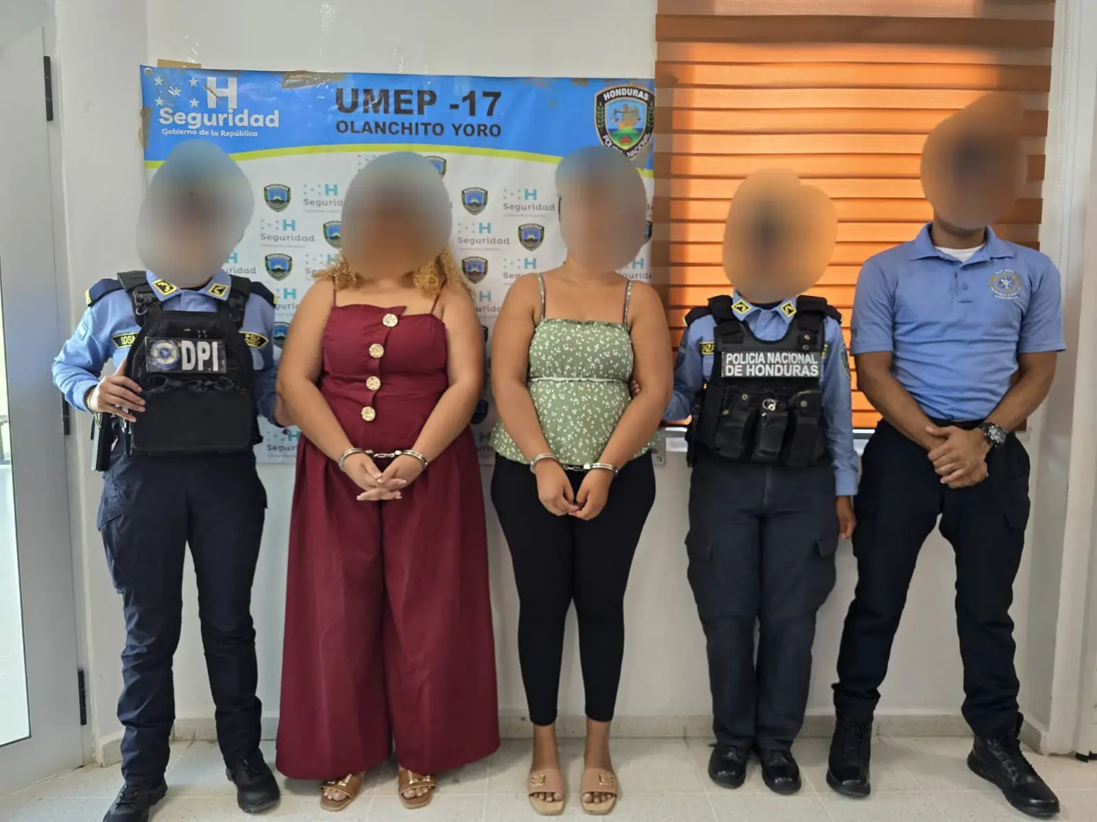 Fotos de las dos mujeres detenidas por macanear a otra