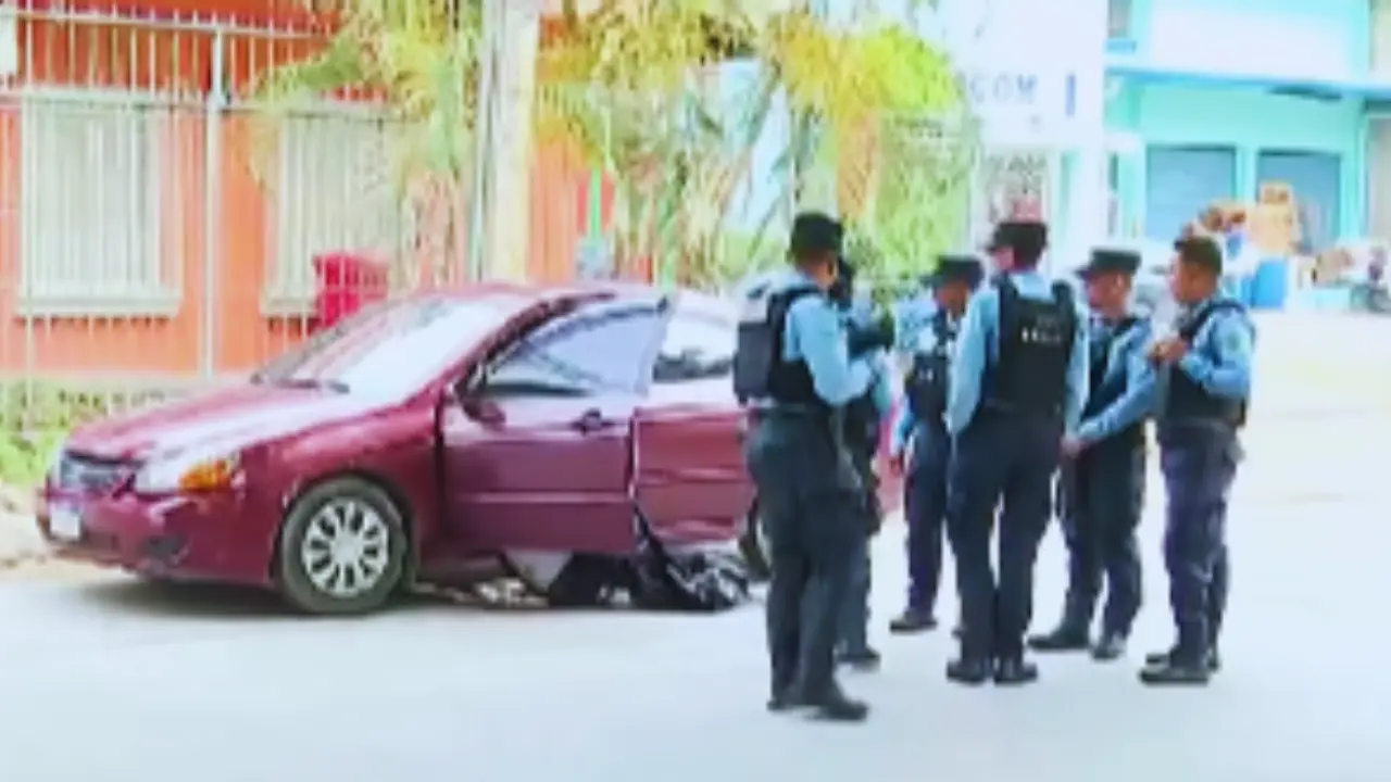 Un carro estacionado y cinco personas paradas